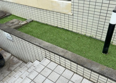 【庭】 | 共立リライアンス八王子Ⅱ | 物件によっては、入居者が個人的に使用できる専用庭がついているものもあります。また、住宅の中にある土間の部分を庭と呼ぶこともあります。庭の用途は住む人によって変わり、それによってデザインもさまざまです。