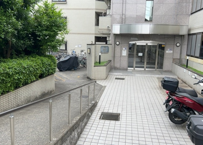 【中庭】 | 共立リライアンス八王子Ⅱ | 中庭（パティオ）とは、一つの建築物の内部に設けられた、壁などで囲われている庭のことを指します。コの字型、ロの字型が主流ですが、L字型の中庭もあります。最近では、インテリア性の高さからも人気があります。