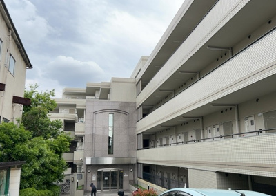 【現況写真】 | 共立リライアンス八王子Ⅱ | 景色重視でお家選ぶをするとスーパーが遠い！学校が遠い！など生活をするうえで利便性で困ることもあります。まず一度現地を見学する際に、周辺の施設などがあるかを確認し、暮らし始めた後のことを想像しましょう。
