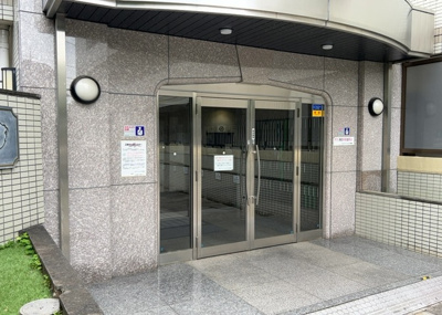 【玄関】 | 共立リライアンス八王子Ⅱ | 玄関は家の顔でもあり、家族以外の目にも止まる場所です。玄関は外との間を仕切る扉、靴などをしまっておく収納スペース、靴脱ぎのたたきスペース、来客とのやり取りをするドアホンなど複数のアイテムからなります。