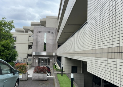 【外観】 | 共立リライアンス八王子Ⅱ | 外観はマンション管理がされているかの目安になります。築年数が古いと、壁面は劣化してひび割れが生じることも！建物が古びていても細かいところが修繕されていると、きちんと管理されているなぁと感じるでしょう。
