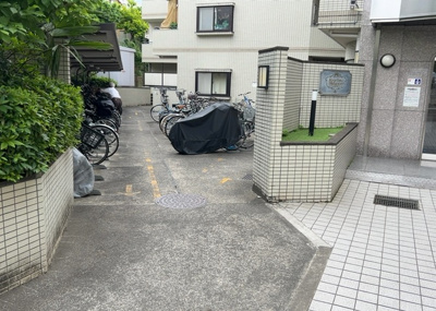 【駐車場】 | 共立リライアンス八王子Ⅱ | 車一台あたりに必要なスペースは、標準サイズの普通自動車で横幅2m50cm、長さ5mは必要になります。ただし、乗降のことも考慮して横幅3m30cm、長さ5m50cmほどは確保できるところを選びましょう。