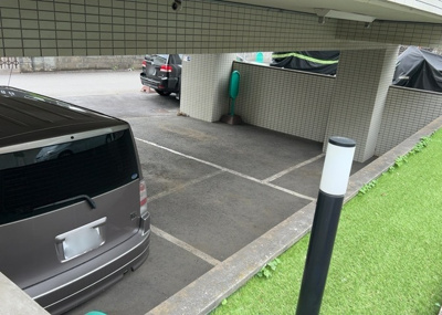 【駐車場】 | 共立リライアンス八王子Ⅱ | 駐車場と明記されていても、最小スペースでつくられた駐車場だと大型車は駐車できなかったり、出入りしにくくなったりする可能性があります。お車のサイズと購入したい物件の駐車場のサイズを現地で確認しましょう。