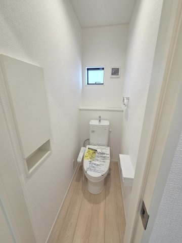 新築　前橋市粕川町新屋第2　1号棟　Cradle Gardenのトイレ|現地写真　トイレは洗浄機能付きです！壁面収納も嬉しいですね♪