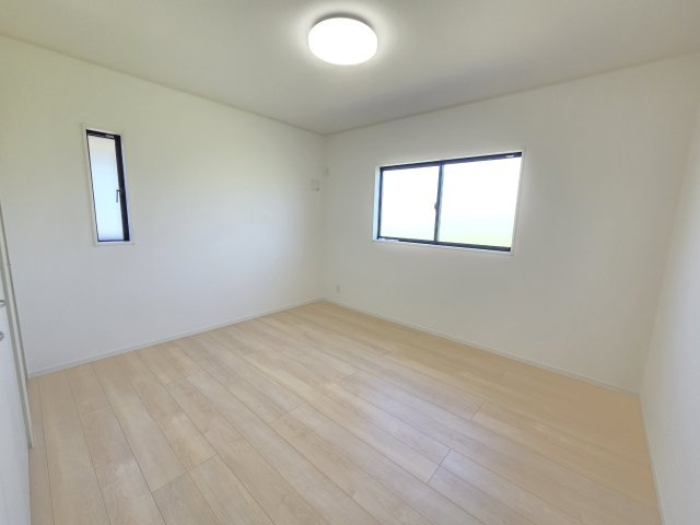 新築　前橋市粕川町新屋第2　1号棟　Cradle Gardenの洋室|現地写真　2階の主寝室です。2面採光なので風通しがよく明るいお部屋です。