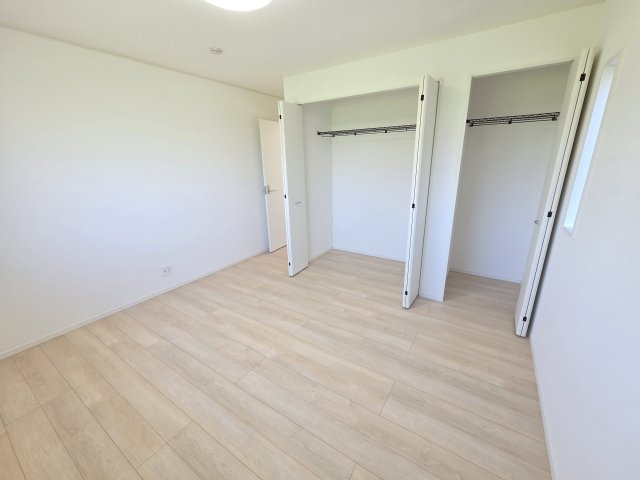 新築　前橋市粕川町新屋第2　1号棟　Cradle Gardenの収納|現地写真　主寝室にはクローゼットが2つ！ご夫婦のものを分けて収納できますね！