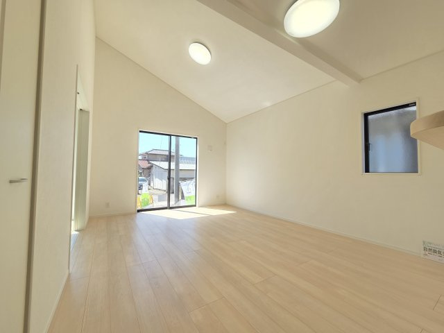 新築　前橋市粕川町新屋第2　1号棟　Cradle Gardenの居間・リビング|現地写真　広々16帖のリビング！家族団らんを楽しめそうです♪