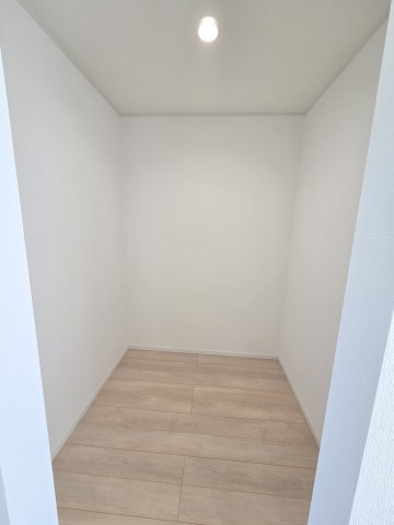 新築　前橋市粕川町新屋第2　1号棟　Cradle Gardenの設備|現地写真　キッチン横のパントリーは広々1坪！たくさん収納出来ちゃいます♪