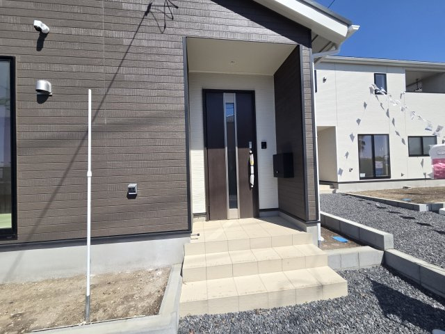 新築　前橋市粕川町新屋第2　1号棟　Cradle Gardenの玄関|現地写真　TVモニタードアホン付きなので防犯面も安心です！