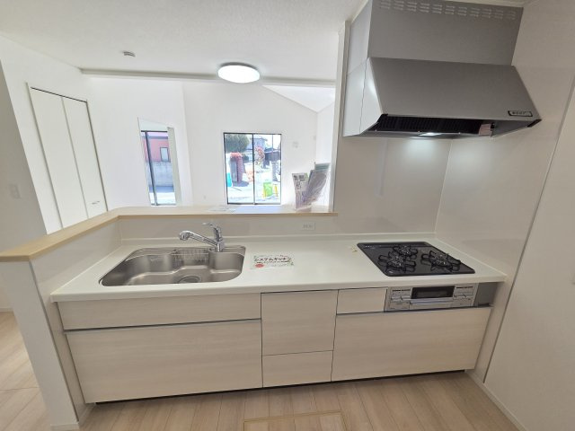 新築　前橋市粕川町新屋第2　1号棟　Cradle Gardenのキッチン|現地写真　2550ｍｍサイズのキッチンは作業スペースが広く使いやすいです！シンクも広々で洗い物も楽々♪