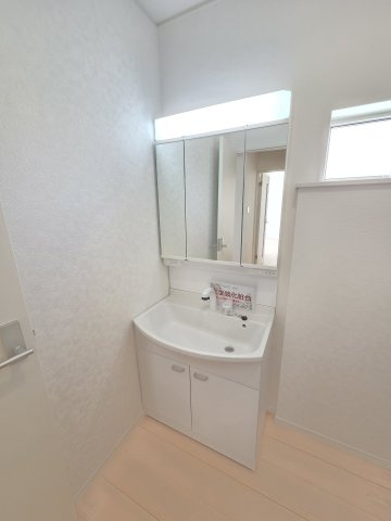 新築　前橋市粕川町新屋第2　3号棟　Cradle Gardenの洗面所|現地写真　洗面化粧台は嬉しい三面鏡！隠せる収納としても重宝しますね！