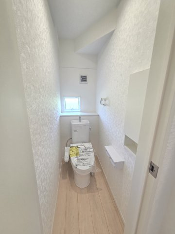 新築　前橋市粕川町新屋第2　3号棟　Cradle Gardenのトイレ|現地写真　トイレは洗浄機能付きです！壁面収納も嬉しいですね♪