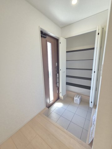 新築　前橋市粕川町新屋第2　3号棟　Cradle Gardenの玄関|現地写真　玄関収納は可動棚！ブーツや長靴など、仕舞う物に合わせて高さ調整ができ便利です！