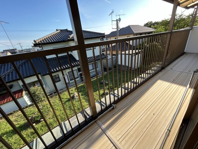 いわき市石森一丁目中古住宅 陽当たり良好！4LDK　不動産プラスのバルコニー|ベランダです。家族のお布団はこちらでも干せます。お日さまの香りがふんわり香るフカフカのお布団なら疲れた体も「ポカポカ」温まりゆっくり休めますね。