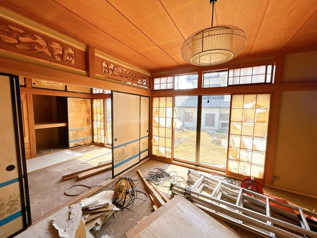 いわき市石森一丁目中古住宅 陽当たり良好！4LDK　不動産プラスの洋室|１階南側和室です。フローリング張替え、天井・壁クロス張替え、建具交換、照明器具交換、火災警報器設置を行います。南側にサッシが付いているため明るいお部屋となっております。