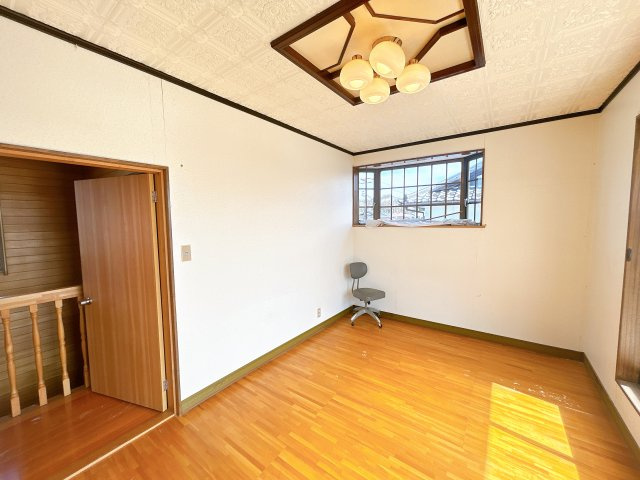 いわき市石森一丁目中古住宅 陽当たり良好！4LDK　不動産プラスの洋室|２階洋室です。フローリング重ね張り、天井・壁クロス張替え、建具交換、スイッチ・コンセント交換、照明器具交換、火災警報器設置を行います。二面彩光なので明るいお部屋となっております。