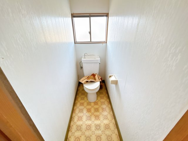 いわき市石森一丁目中古住宅 陽当たり良好！4LDK　不動産プラスのトイレ|２階トイレです。1階と同じく新品交換いたします。忙しい朝も混みあわずに利用できます。