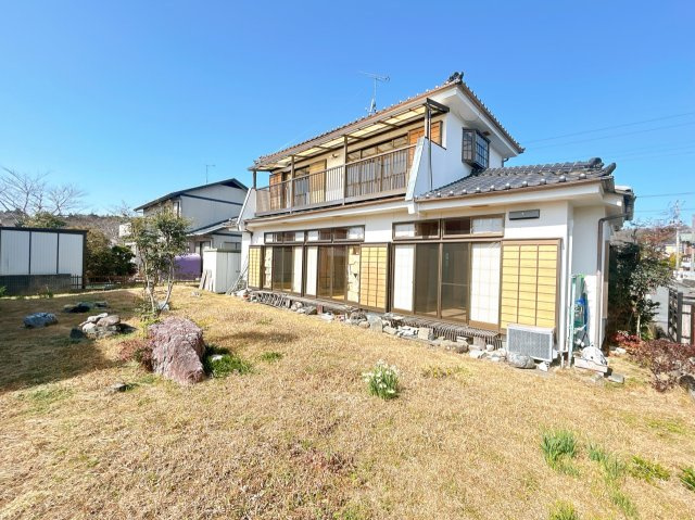 いわき市石森一丁目中古住宅 陽当たり良好！4LDK　不動産プラスの外観|外観別角度です。お庭スペースもございます。ガーデニングや家庭菜園などご自身の趣味に合わせてご活用ください。