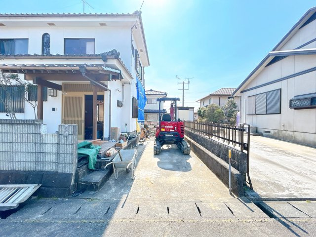 いわき市石森一丁目中古住宅 陽当たり良好！4LDK　不動産プラスの駐車場|駐車場です。駐車場を拡張して縦列2台駐車可能予定です。前面道路幅員６mとなっていますので運転が苦手な方も余裕をもって駐車できます。