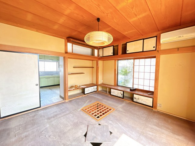 いわき市石森一丁目中古住宅 陽当たり良好！4LDK　不動産プラスの居間・リビング|1階南東側居室別角度です。リビングスペースになります。家族が寛ぐリビングは明るくきれいな空間に仕上げていきます。新生活を機に家具を新調してお部屋の雰囲気を変えてみるのも良さそうですね。