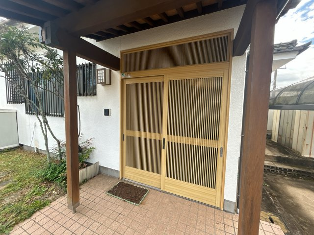 いわき市石森一丁目中古住宅 陽当たり良好！4LDK　不動産プラスの玄関|玄関外観です。玄関扉交換、インターホン交換、外壁塗装、照明交換を行います。玄関ポーチは屋根つきなので、雨の日に荷物がたくさんあっても濡れずに出入りできますね。