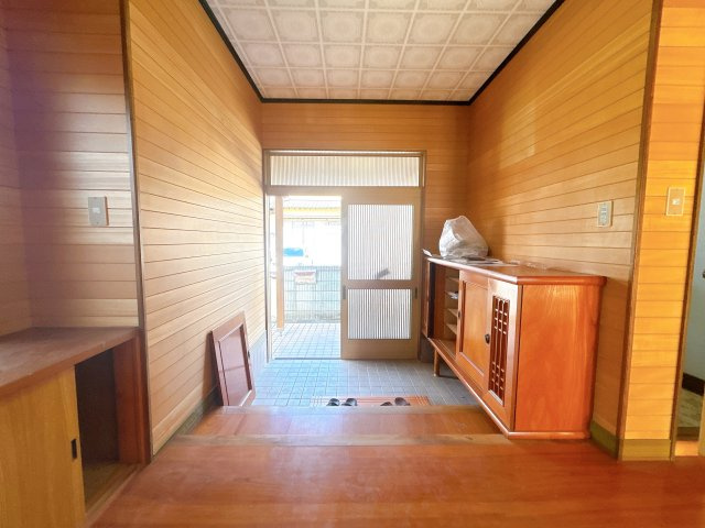 いわき市石森一丁目中古住宅 陽当たり良好！4LDK　不動産プラスの玄関|玄関扉交換、シューズボックス交換、長尺シート上張り、天井・壁クロス張替え、照明交換を行います。「いってきます」「ただいま」繰り返す日々が家族の歴史になっていきますね。