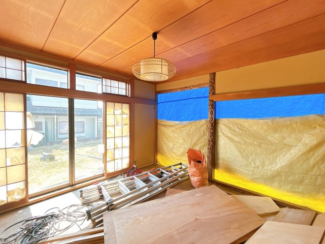 いわき市石森一丁目中古住宅 陽当たり良好！4LDK　不動産プラスの洋室|１階南西側居室です。和室から洋室に間取り変更いたします。フローリング張替え、天井・壁クロス張替え、建具交換、スイッチ・コンセント交換、照明器具交換を行います。南の窓からはポカポカ陽光たっぷりです。