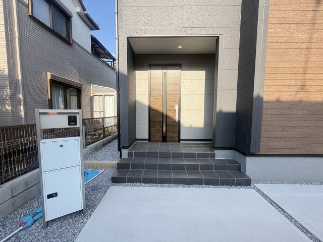 三郷市彦糸　新築戸建　全5棟　1号棟のエントランス|不在時に便利な宅配BOX完備
