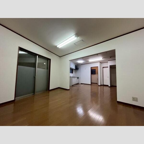 緑ケ丘戸建の居間・リビング