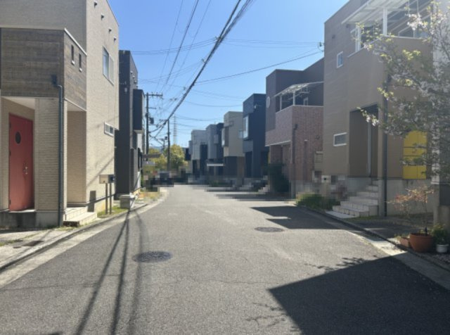 和泉市のぞみ野1丁目戸建の前面道路含む現地写真