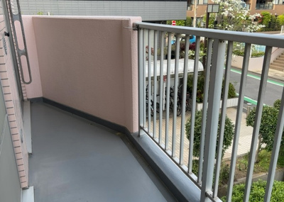【バルコニー】 | 東急ドエルアルス淵野辺 | バルコニーは、室外の専用スペースのうち、「屋根がなく開放された空間」であるものを指します。ベランダより広いタイプのものが多く、日当たりもよいため家庭菜園などを楽しみたい人にとって適した環境となります。