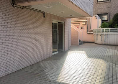 【エントランス】 | 東急ドエルアルス淵野辺 | マンションのエントランスには、もともと風よけや防犯の役割がありますが、マンションによって宅配ボックスなどの設備が備わっている所もあります。日々の生活をイメージしながら生活しやすさをチェックしましょう。