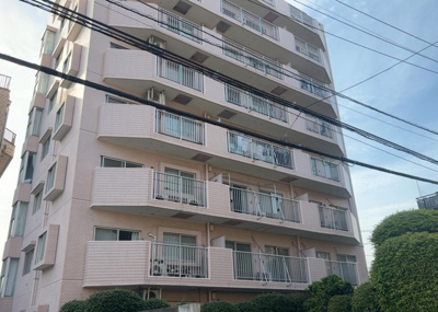 【現況写真】 | 東急ドエルアルス淵野辺 | 外観はマンション管理がされているかの目安になります。築年数が古いと、壁面は劣化してひび割れが生じることも！建物が古びていても細かいところが修繕されていると、きちんと管理されているなぁと感じるでしょう。