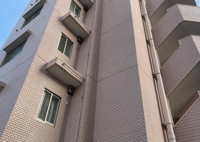 【駐車場】 | 東急ドエルアルス淵野辺 | 車一台あたりに必要なスペースは、標準サイズの普通自動車で横幅2m50cm、長さ5mは必要になります。ただし、乗降のことも考慮して横幅3m30cm、長さ5m50cmほどは確保できるところを選びましょう。
