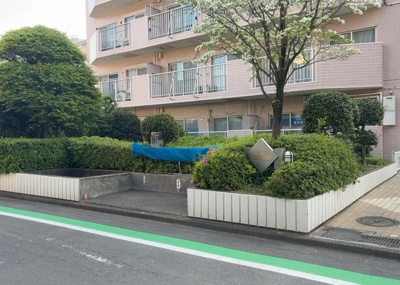 【中庭】 | 東急ドエルアルス淵野辺 | 中庭（パティオ）とは、一つの建築物の内部に設けられた、壁などで囲われている庭のことを指します。コの字型、ロの字型が主流ですが、L字型の中庭もあります。最近では、インテリア性の高さからも人気があります。