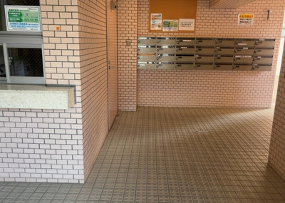 【ロビー】 | 東急ドエルアルス淵野辺 | ラウンジは、マンションの共用スペースに椅子やテーブルなどを配置した利用者が寛げる空間です。屋内型ラウンジと屋外型ラウンジがあります。共用部分の管理状況と合わせて、詳細については現地でご確認ください。