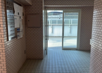 【ロビー】 | 東急ドエルアルス淵野辺 | ロビーというと、エントランスと何がちがうの？と思いますよね。実はロビーとエントランスには明確な決まりはありません。物件によっては、エントランスを入って広がるある程度の広さのある空間がロビーとなります。