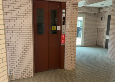 【その他共用部分】 | 東急ドエルアルス淵野辺 | 共有部分は、住民なら誰もが使える設備のこと。例えば駐車場やエレベーター、インターネット設備、セキュリティ設備などがあります。他にも、マンションの廊下・外部階段やエントランス・ゴミ置き場などがあります。