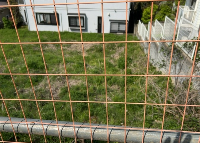 【外観】 | 現地に行くなら、物件の周囲の地形がどうなっているかを見ることも大切です。周辺より低くなっている土地では、大雨などで水が集まりやすいため、地盤が弱くなっているということも考えられるため、注意が必要です。
