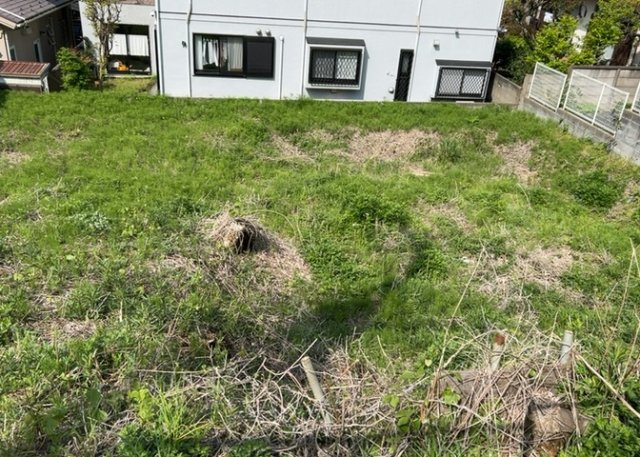 【外観】 | 隣家の土地はどうなっているのか、生活利便施設が近くにあるのか、学校まで近いかなど、お客様のライフスタイルにあわせたイメージが重要です。また、近くにあると困る施設が近くにないかも確認するといいでしょう。