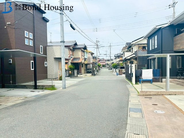 LDK24帖　中庭付き　玉津町西河原　良質戸建の前面道路含む現地写真