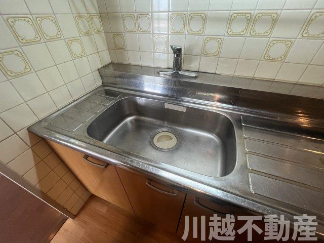 エレベータのあるフローリング仕上げの３LDKのキッチン|キッチンシンクは大きめ、シングルレバー水栓を採用