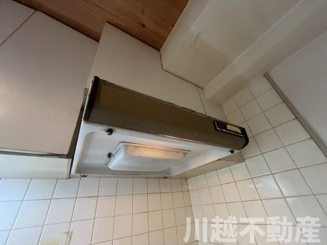 エレベータのあるフローリング仕上げの３LDKのキッチン|照明付きレンジフードはナショナル製品