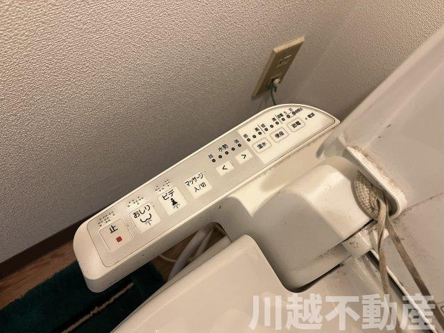 エレベータのあるフローリング仕上げの３LDKのトイレ|トイレは温水洗浄機能付きの便座を採用