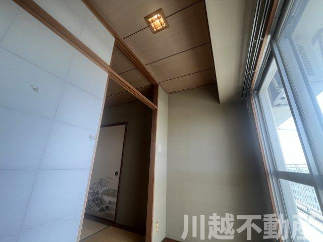 エレベータのあるフローリング仕上げの３LDKの和室|和室とバルコニーの間に設けられた広縁空間