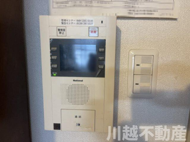 エレベータのあるフローリング仕上げの３LDKの防犯設備|ダイニングの壁に設置されたモニタ付きインタホン