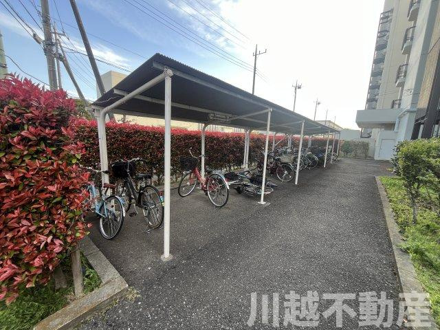 エレベータのあるフローリング仕上げの３LDKのその他共用部分|各棟ごとに設けられている屋根付き駐輪スペース