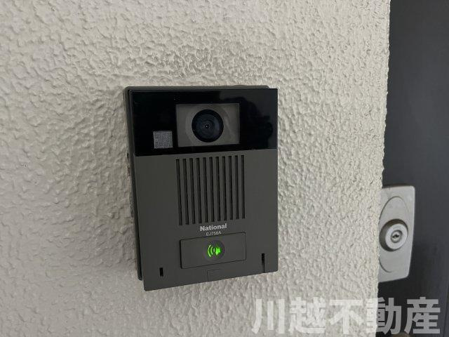 エレベータのあるフローリング仕上げの３LDKの防犯設備|7階のお部屋の玄関ドアの脇にはモニタ付きインターホンがあります