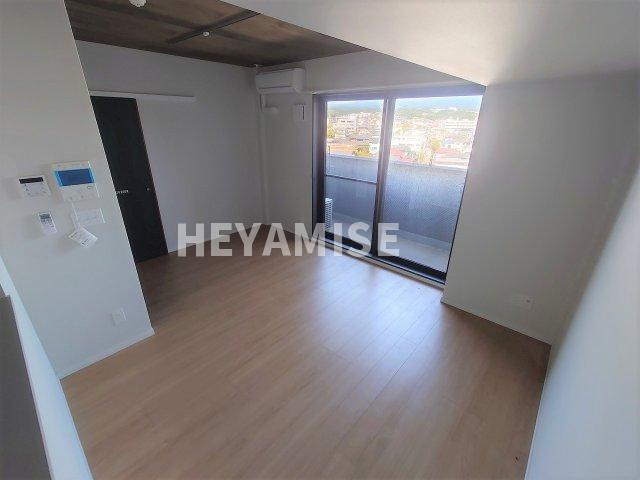 APARTMENTS CODE ISAHAYAの居間・リビング|※室内画像は別号室のもの