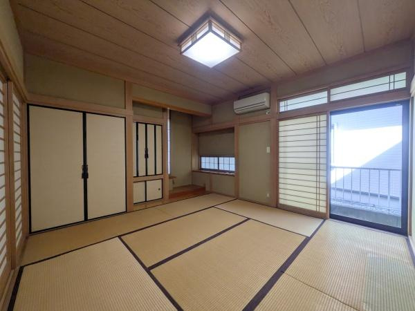 新明治5丁目　戸建の和室|障子から差し込む光が落ち着いた雰囲気を演出しています。大きな窓が開放感を生み季節ごとの風を感じられます。収納スペースも充実している和室です。